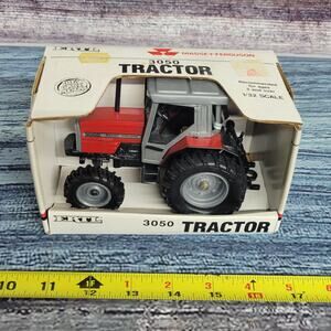 Vintage 1988 Ertl 1/32 scale Massey Ferguson 3050 die-cast tractor red and gray